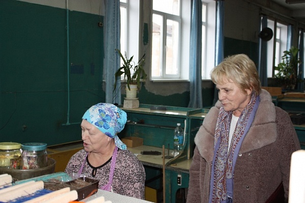Уполномоченный по правам человека в Тверской области Надежда Егорова общается с работниками предприятия ВОС