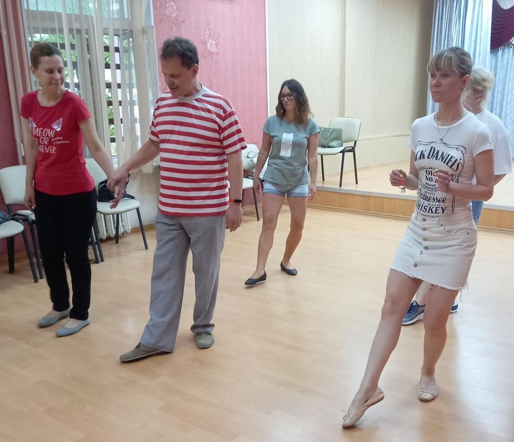 Активисты Волгоградской РО ВОС изучают первые танцевальные движения