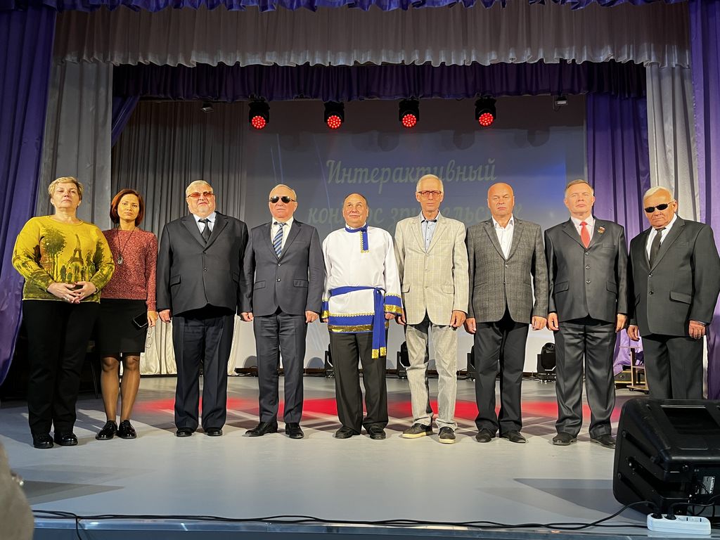 Президент ВОС В. В. Сипкин на сцене вместе с председателями региональных организаций, чьи делегации принимали участие в конкурсе
