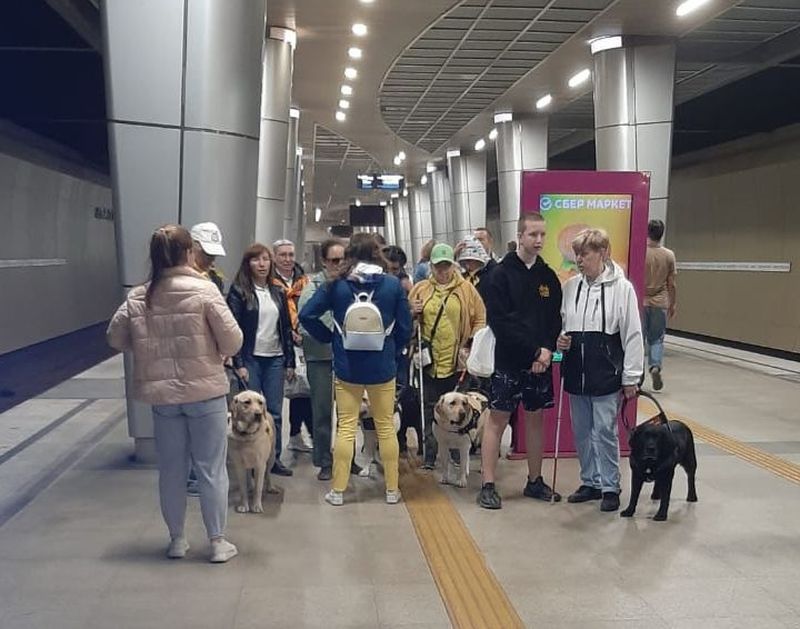 Инвалиды по зрению и их собаки-проводники в ходе обучения в казанском метрополитене