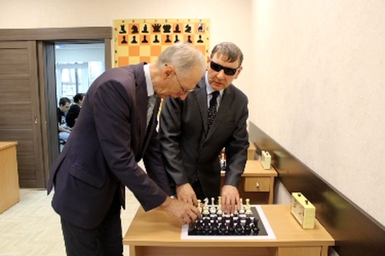 Ю. В. Мелихов демонстрирует вице-президенту ВОС А. И. Коняеву специализированные столы для игры в шахматы для незрячих.