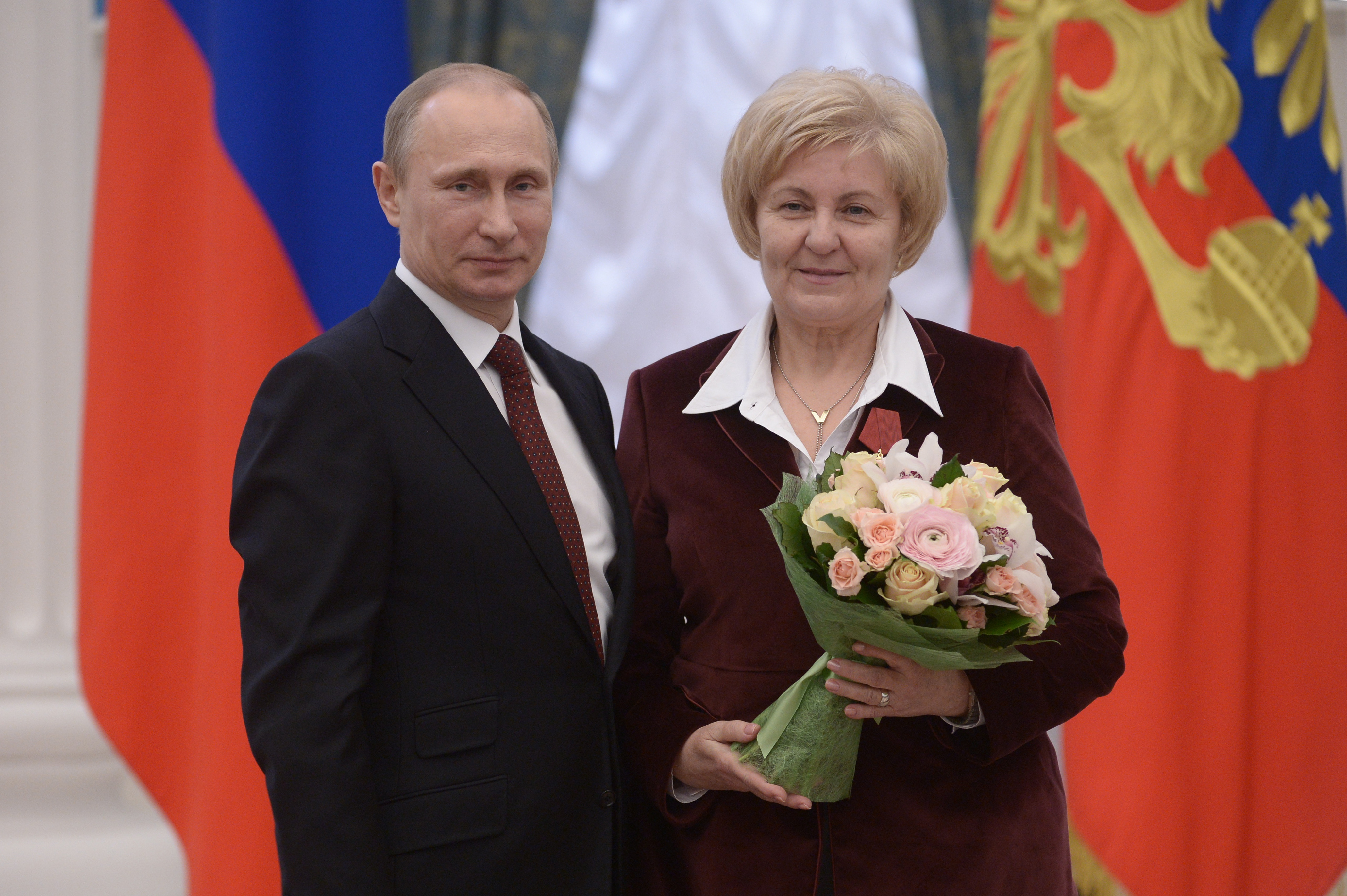 Награждение женской. Награждение женщин. Фотошаблон с Путиным для женщины.
