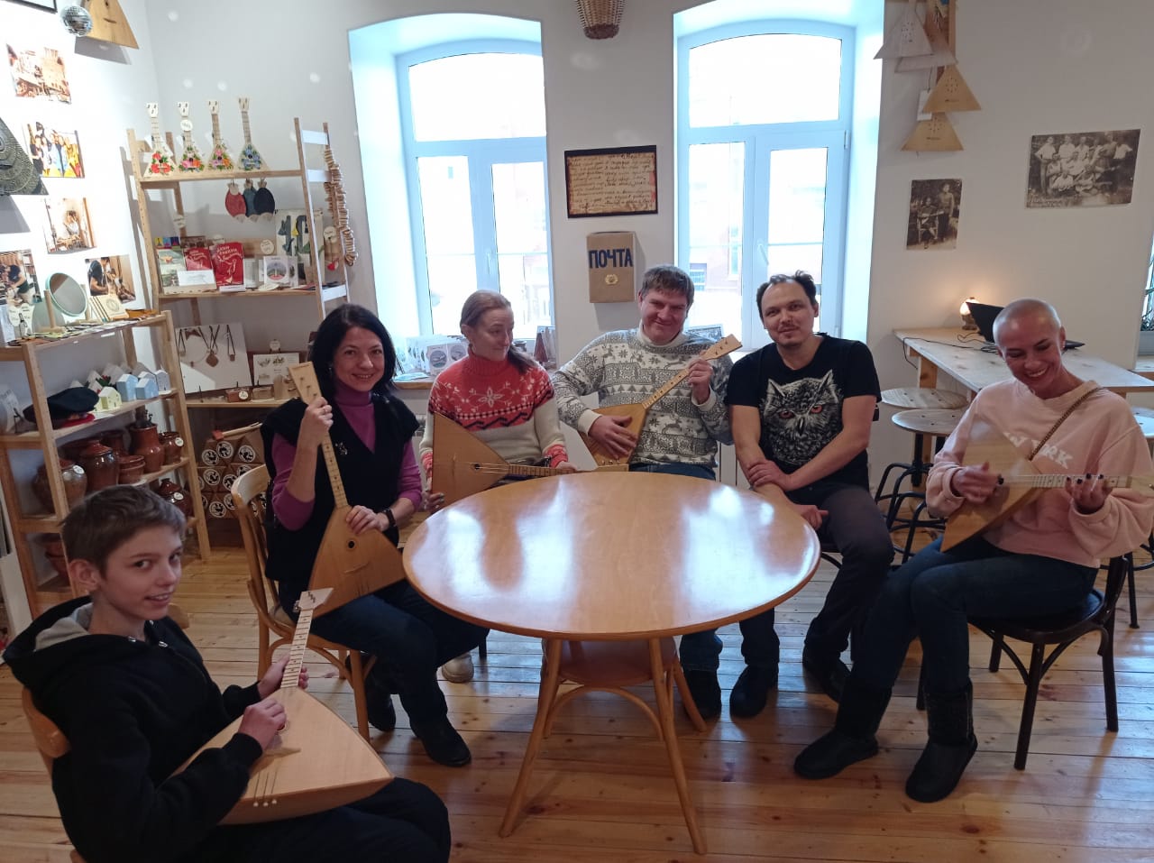 МОЛОДЕЖЬ В МУЗЕИ БАЛАЛАЙКИ